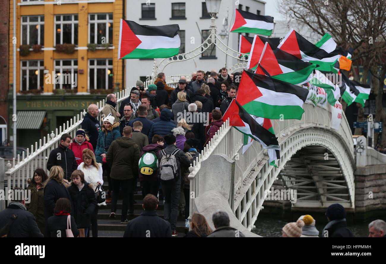 I membri dell'Irlanda Palestina solidarietà campagna tenere una protesta sul Ha'penny Bridge a Dublino dopo l'ONU ha approvato una risoluzione critica di insediamento israeliano edificio. Foto Stock
