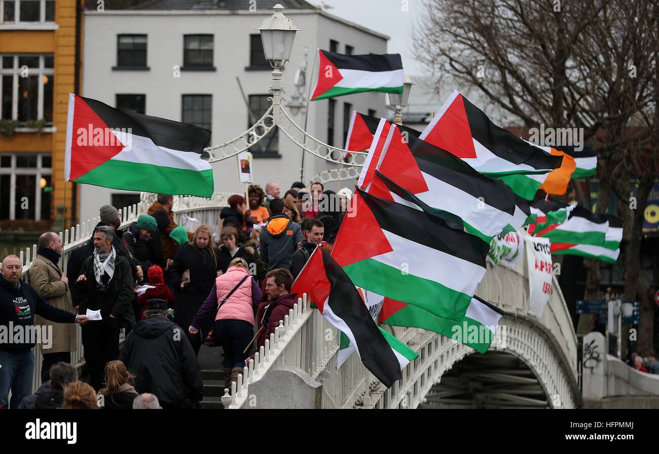 I membri dell'Irlanda Palestina solidarietà campagna tenere una protesta sul Ha'penny Bridge a Dublino dopo l'ONU ha approvato una risoluzione critica di insediamento israeliano edificio. Foto Stock