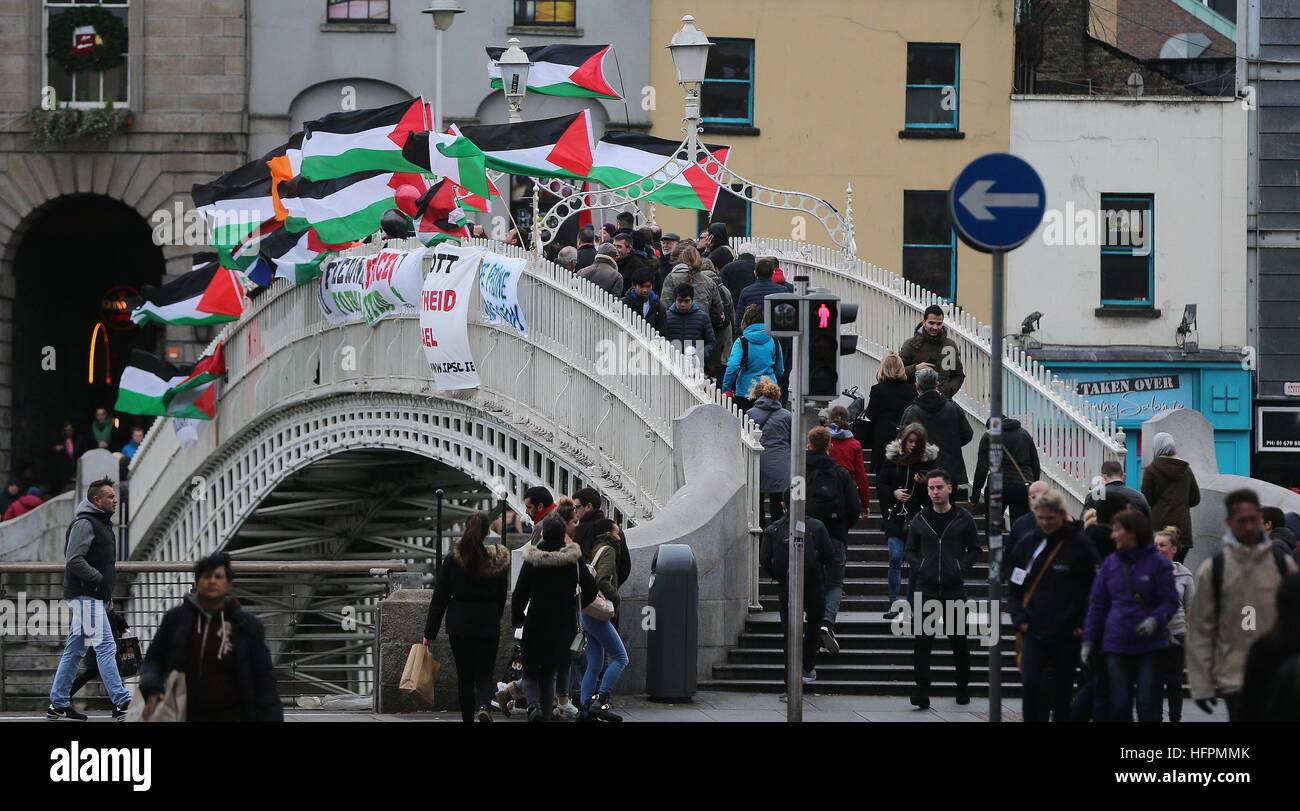 I membri dell'Irlanda Palestina solidarietà campagna tenere una protesta sul Ha'penny Bridge a Dublino dopo l'ONU ha approvato una risoluzione critica di insediamento israeliano edificio. Foto Stock