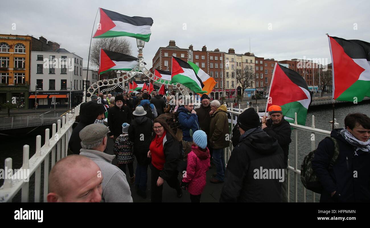 I membri dell'Irlanda Palestina solidarietà campagna tenere una protesta sul Ha'penny Bridge a Dublino dopo l'ONU ha approvato una risoluzione critica di insediamento israeliano edificio. Foto Stock