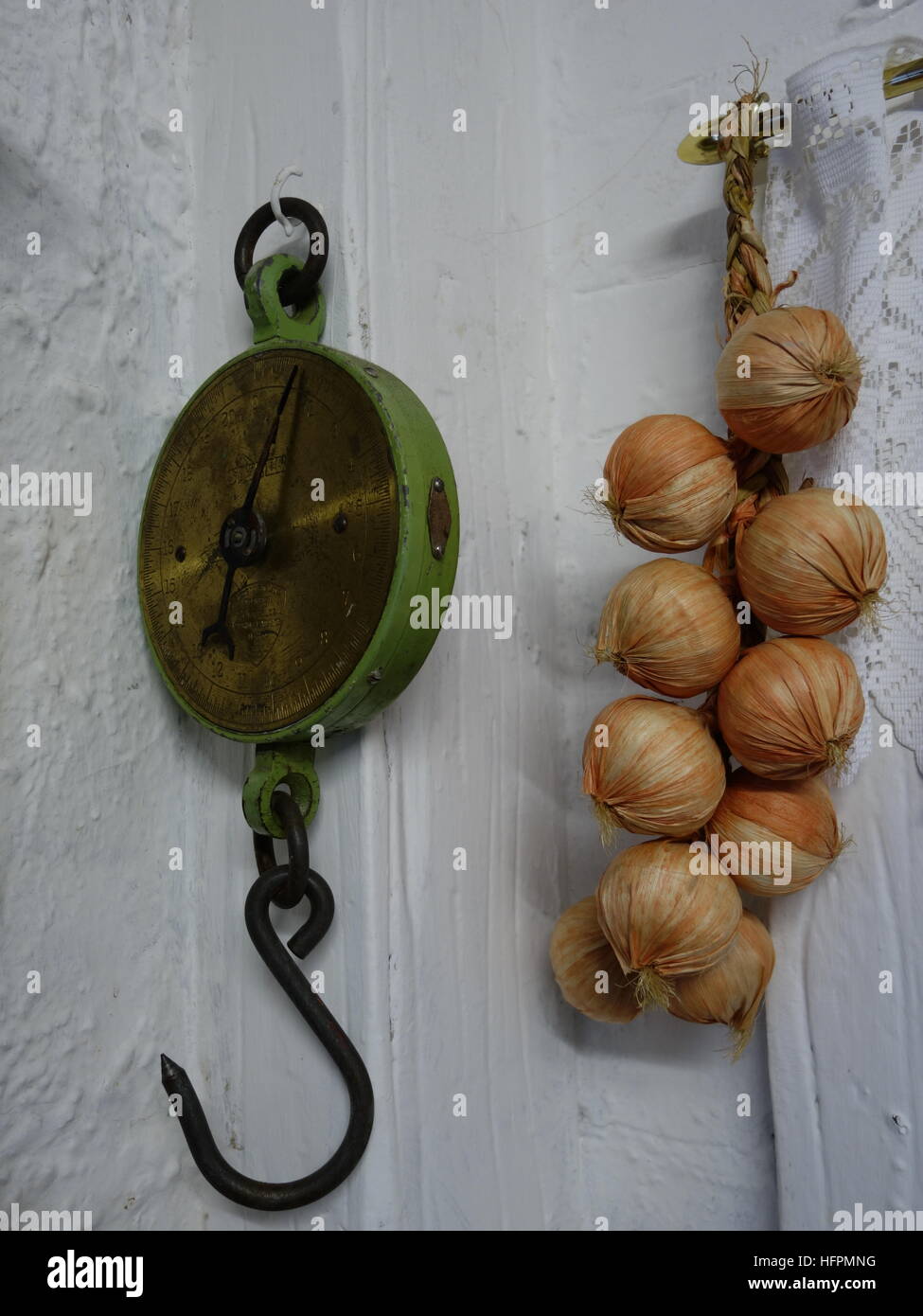 Vintage le bilance appese e una stringa di cipolle Foto Stock