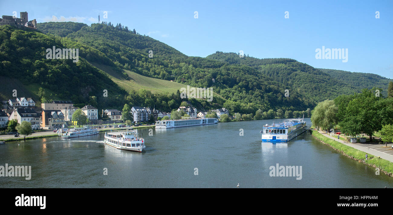 Barche turistiche sulla Mosella, Bernkastel - Kues Renania-Palatinato, Germania Foto Stock