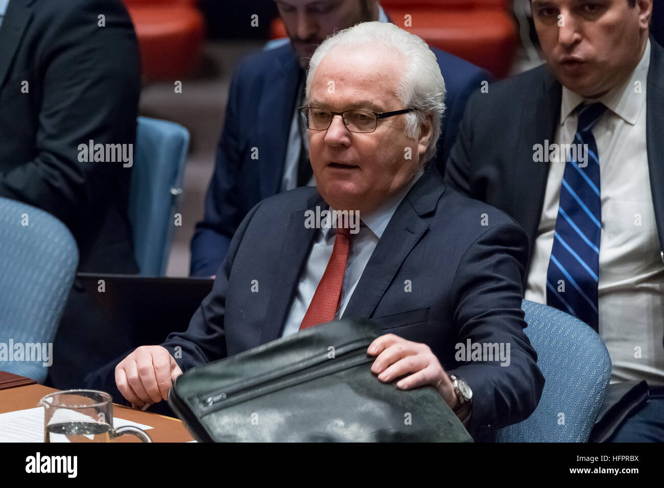 New York, Stati Uniti. 31 Dic, 2016. Rappresentante Permanente russo all'ONU Vitaly Churkin è visto alla riunione del Consiglio di sicurezza. A seguito di un giro di metà mattina consultazioni, il Consiglio di Sicurezza delle Nazioni Unite ha convocato una votazione e all'unanimità ha adottato la risoluzione 2336 per quanto riguarda il russo e turco-mediato un accordo di cessate il fuoco tra selezionare i gruppi ribelli operanti in Siria e il governo del Presidente siriano Bashar Al-Assad. © Albin Lohr-Jones/Pacific Press/Alamy Live News Foto Stock