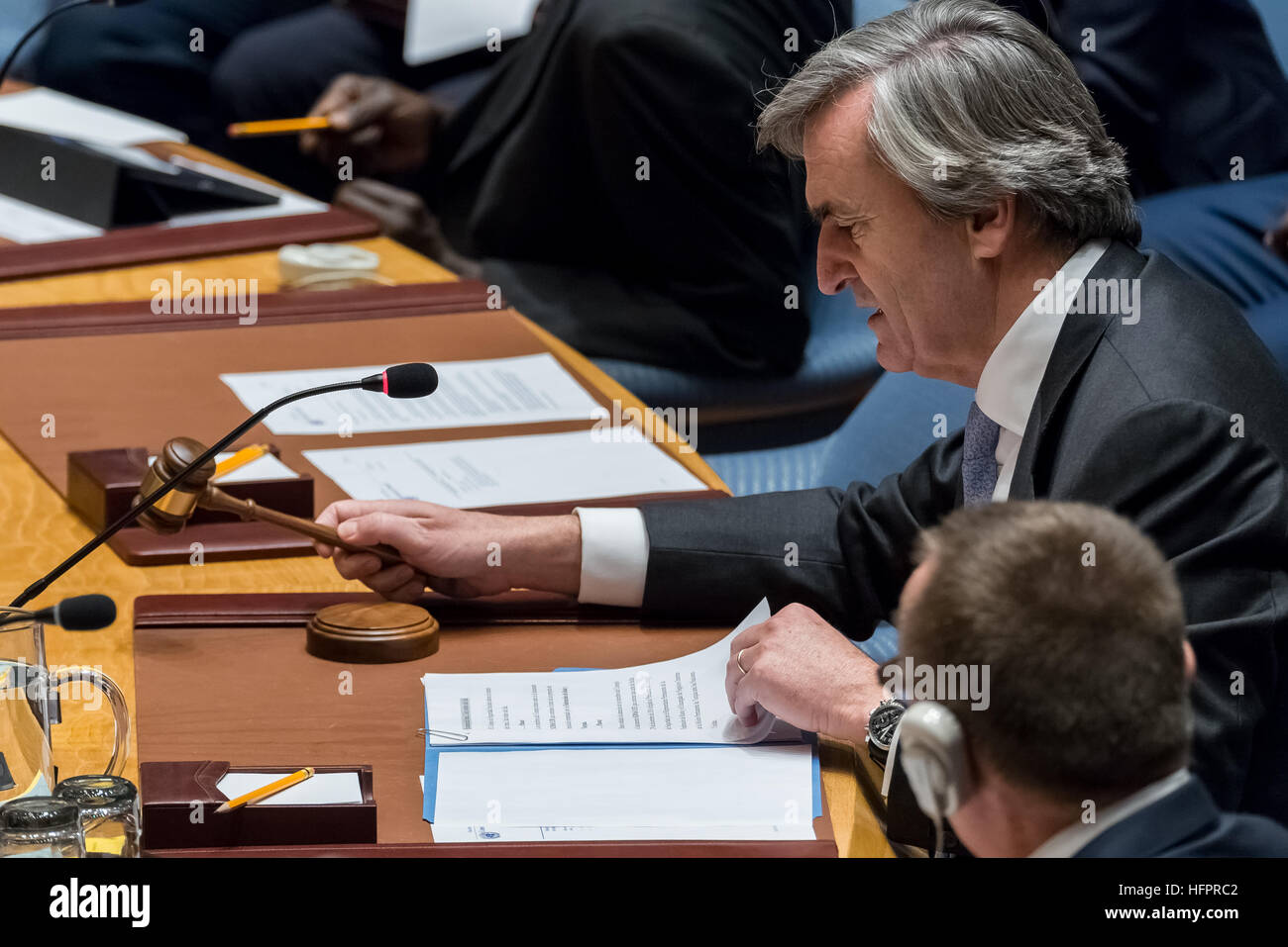 New York, Stati Uniti. 31 Dic, 2016. Rappresentanza permanente spagnola all'ONU Oyarzun Romano Marchesi presiede la riunione del Consiglio di sicurezza. A seguito di un giro di metà mattina consultazioni, il Consiglio di Sicurezza delle Nazioni Unite ha convocato una votazione e all'unanimità ha adottato la risoluzione 2336 per quanto riguarda il russo e turco-mediato un accordo di cessate il fuoco tra selezionare i gruppi ribelli operanti in Siria e il governo del Presidente siriano Bashar Al-Assad. © Albin Lohr-Jones/Pacific Press/Alamy Live News Foto Stock
