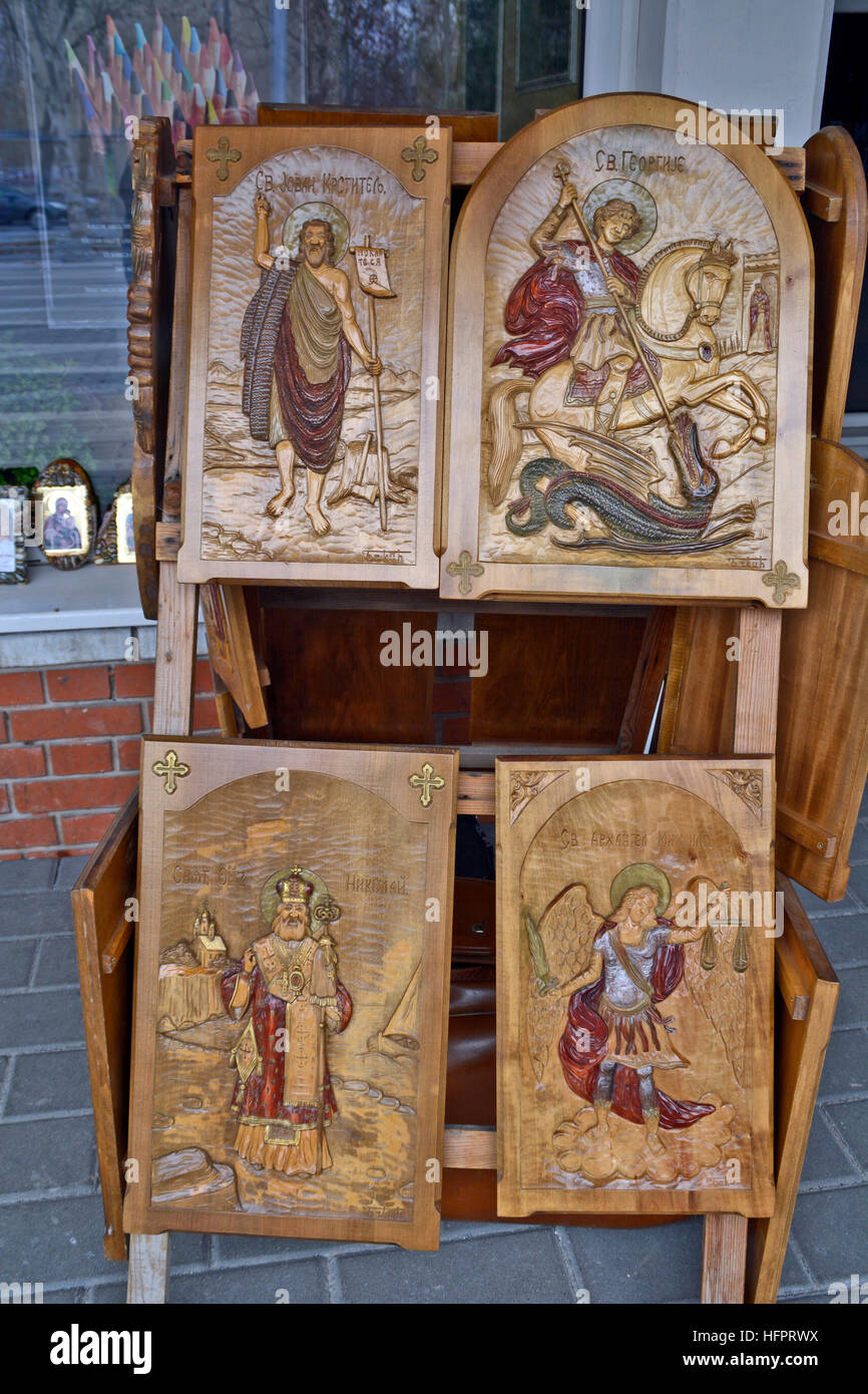 Di Zrenjanin, Serbia, Dicembre 17, 2016. La strada mostra di vendita carving immagini di legno. Foto Stock