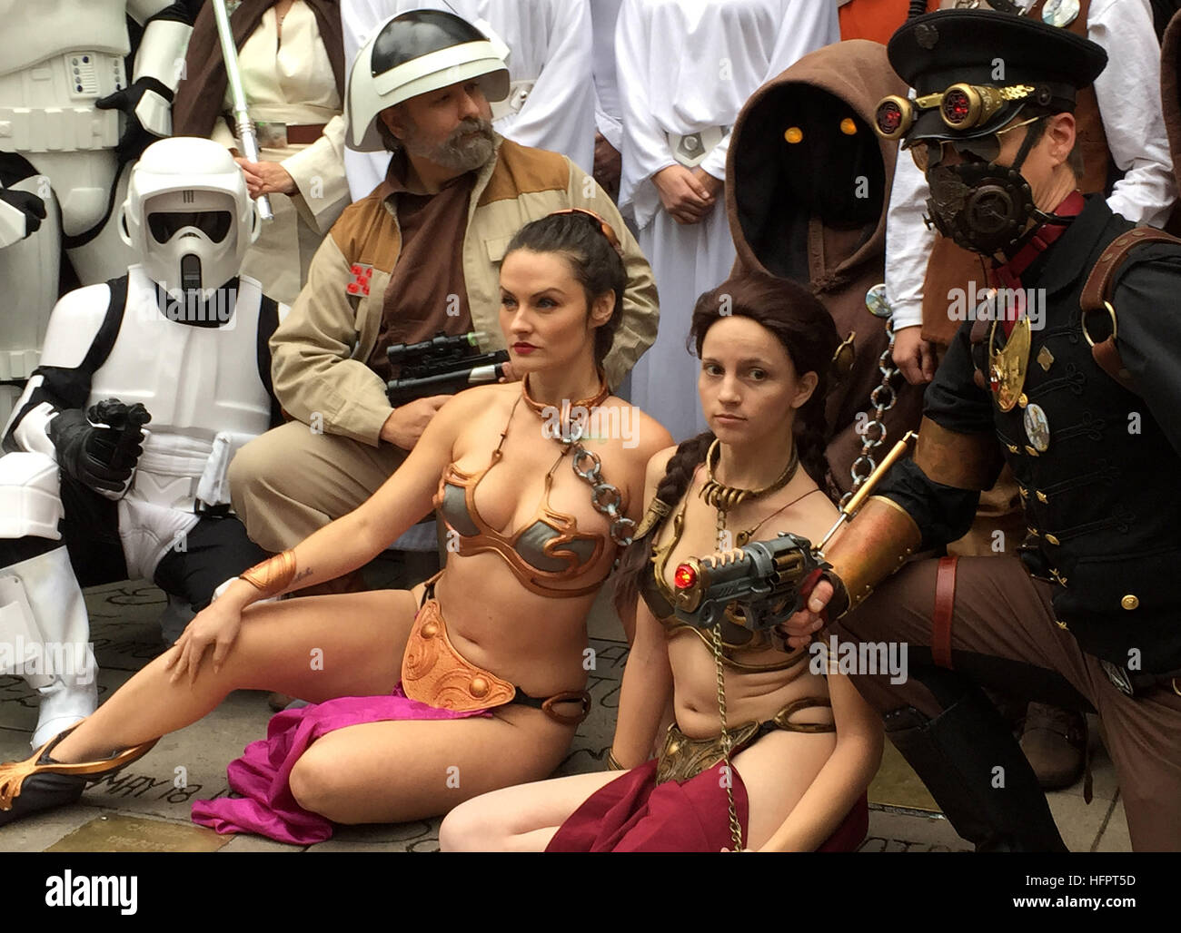 Ventilatori in costume tra cui Kathryn Hayden (destra) e Jennifer Wenger, raccogliere fuori la leva TCL Chinese Theatre, uno di Hollywood più famosi luoghi di interesse di rendere omaggio alla fine Carrie Fisher. Foto Stock