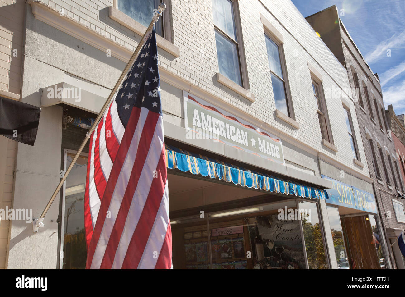 Storefront , situato in Canandaigua, New York, pubblicità American reso merce con la bandiera americana al di fuori. Foto Stock