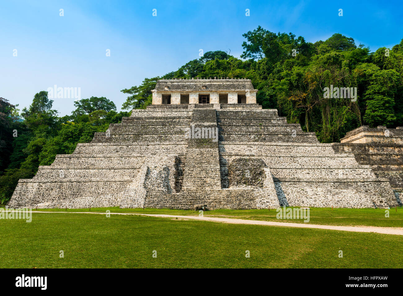 Vista del tempio di iscrizioni nell'antica città maya di Palenque, Chiapas, Messico Foto Stock
