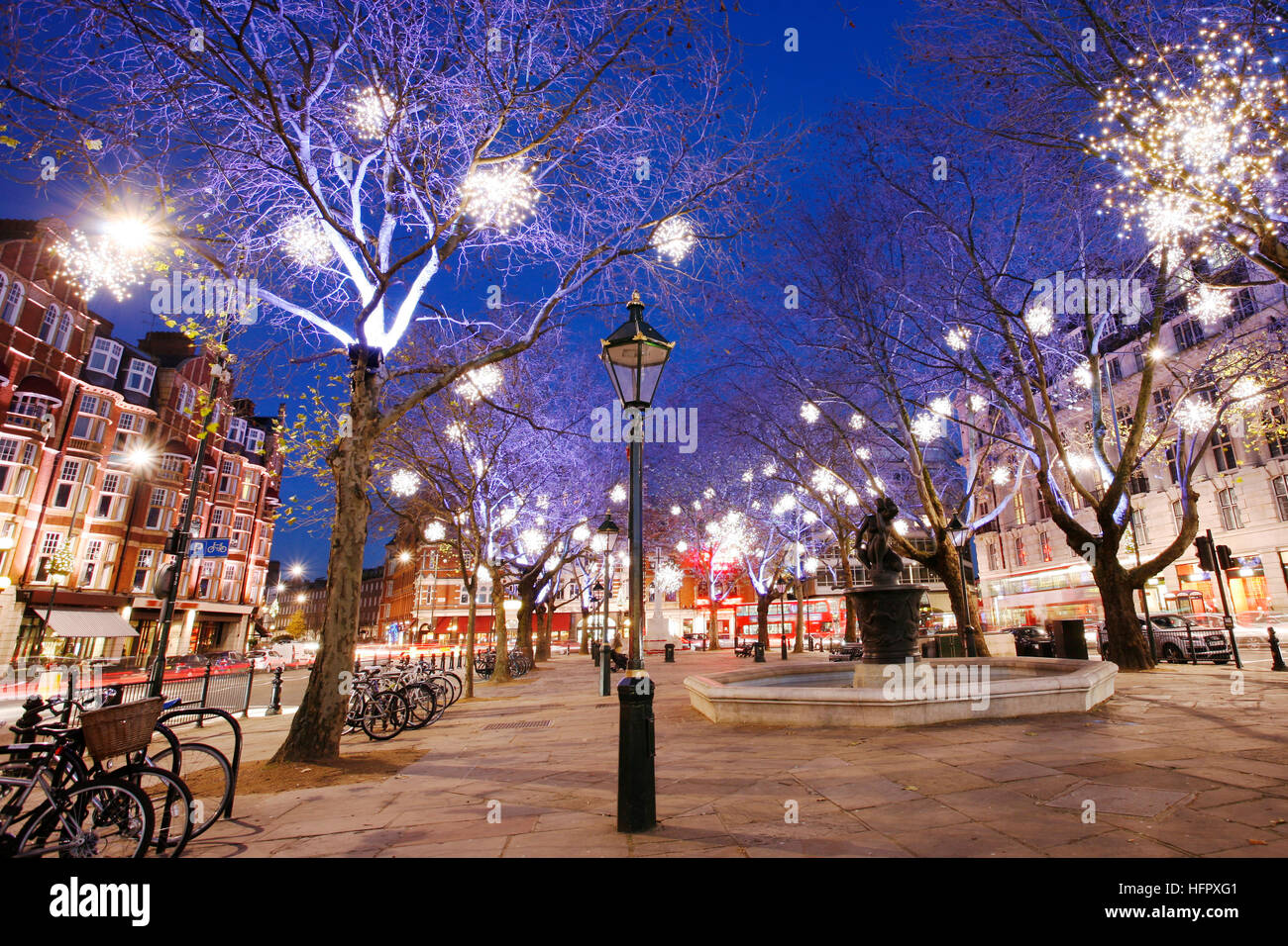 Le luci di Natale Display su Sloane Square a Chelsea, Londra. Il moderno colorato le luci di Natale di attirare e incoraggiare la gente per strada. Foto Stock