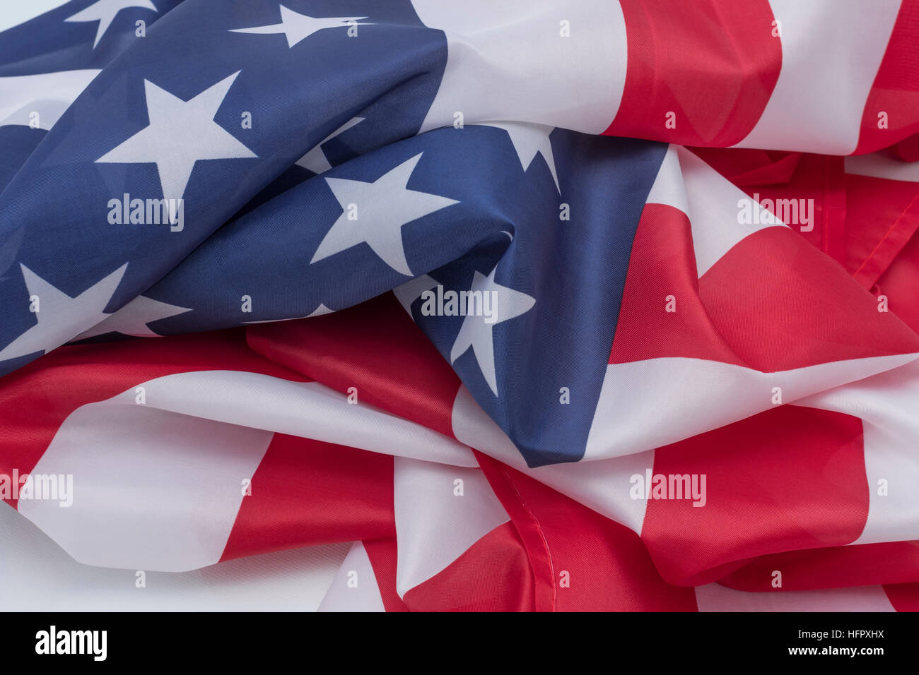 Bandiera statunitense sbriciolati / Stelle e strisce. Per l’economia americana in difficoltà, i tempi turbolenti negli Stati Uniti, i turbolenti mercati di Wall Street, le elezioni di medio termine degli Stati Uniti. Foto Stock