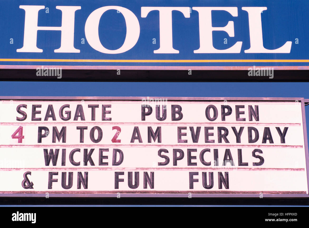 Hotel segno pubblicità Seagate pub aperto ogni giorno - empi di Programmi speciali e Programmi di intrattenimento divertente annuncio Foto Stock