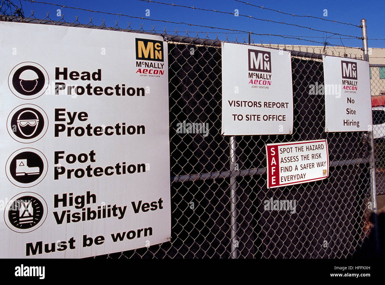 Sito in costruzione simbolo di sicurezza - Norme e regolamenti per la protezione dei lavoratori pubblicato sulla recinzione al lavoro di costruzione sito Foto Stock