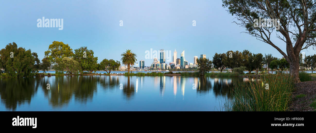 Vista su St James Mitchell Park e il fiume Swan per lo skyline della città al crepuscolo, Perth, Australia occidentale, Australia Foto Stock