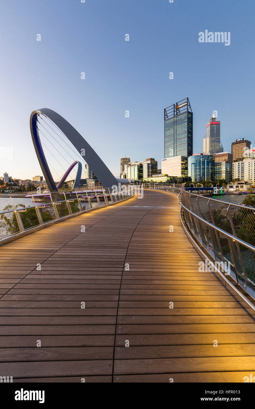 Twilight vista lungo la banchina di Elizabeth ponte pedonale per lo skyline della città al di là, Perth, Australia occidentale, Australia Foto Stock