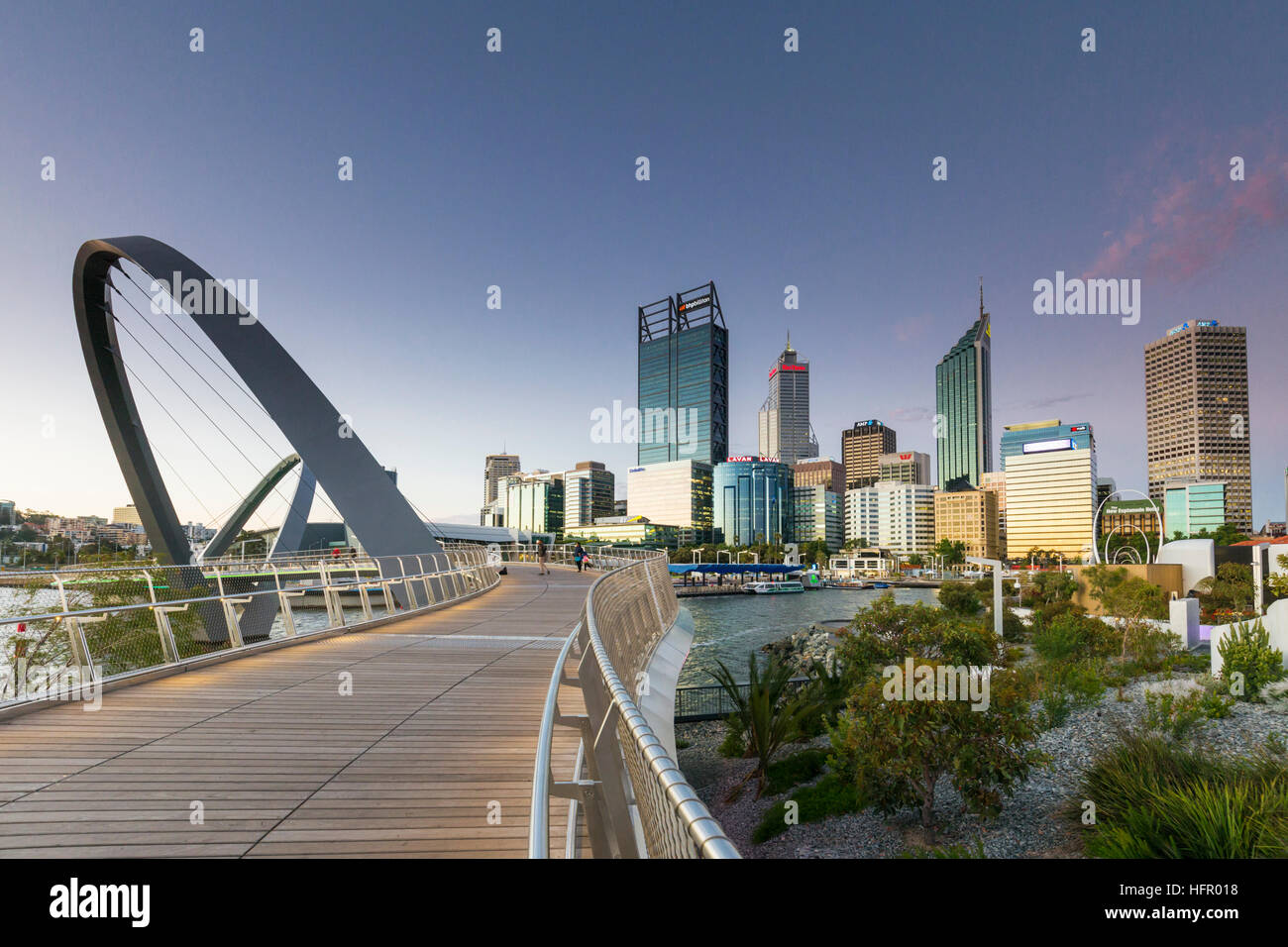 Twilight vista lungo la banchina di Elizabeth ponte pedonale per lo skyline della città al di là, Perth, Australia occidentale, Australia Foto Stock