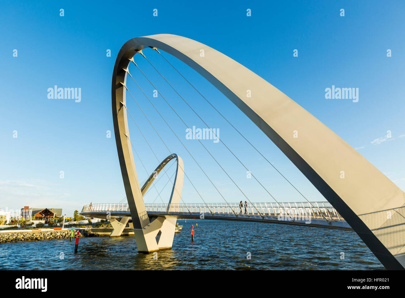 Il Elizabeth Quay ponte pedonale sul Fiume Swan al tramonto, Perth, Australia occidentale, Australia Foto Stock