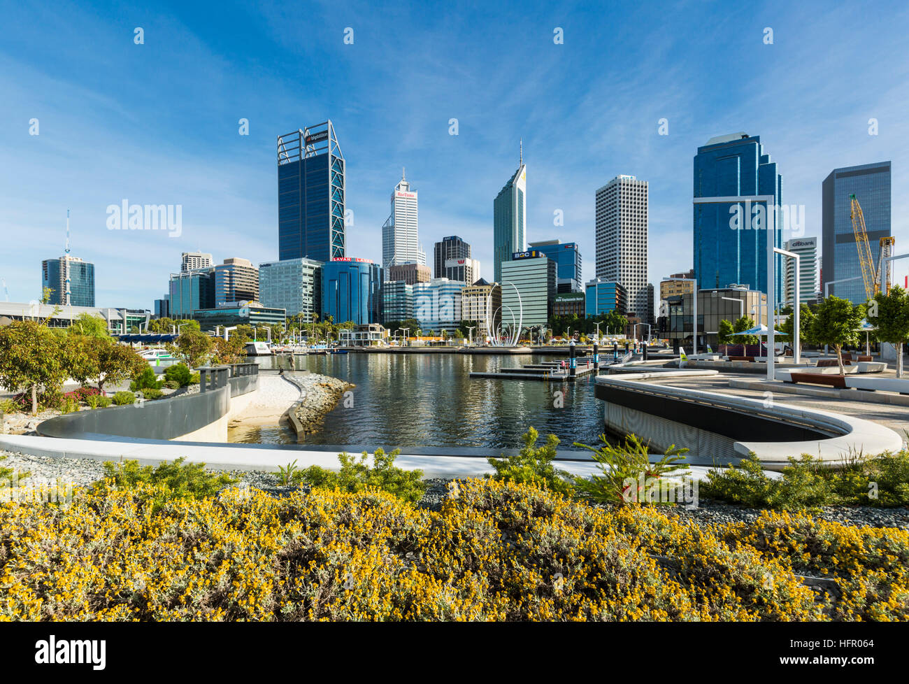 Vista su Elizabeth Quay per lo skyline della città, Perth, Australia occidentale, Australia Foto Stock