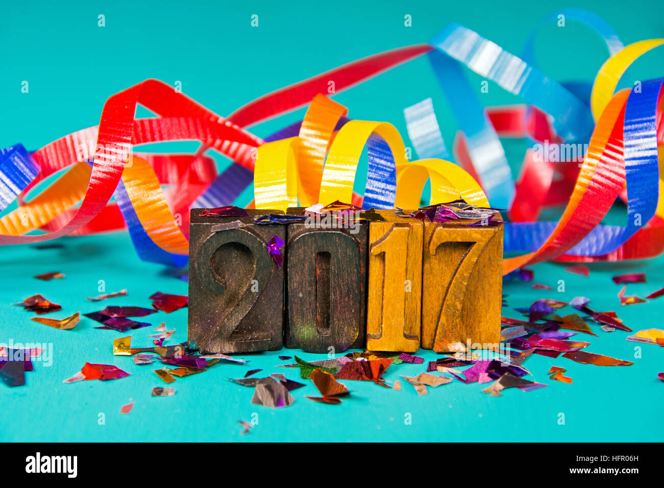 Nuovo anno 2017 in rilievografia vintage ricomposto blocchi e party coriandoli e nastro Foto Stock