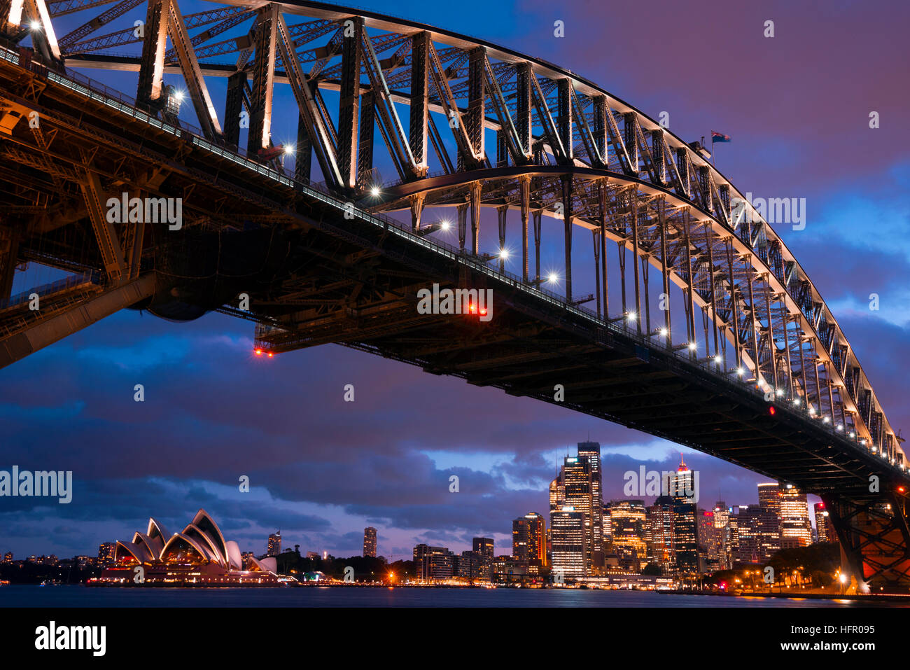 Il Sydney Harbour Bridge e la Opera House di Sydney, Australia. Foto Stock