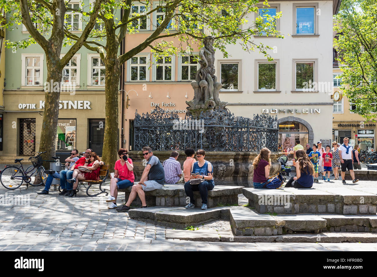 Turisti e locali di vicino alla fontana con la statua del Nettuno in Piazza Greenmarket Foto Stock