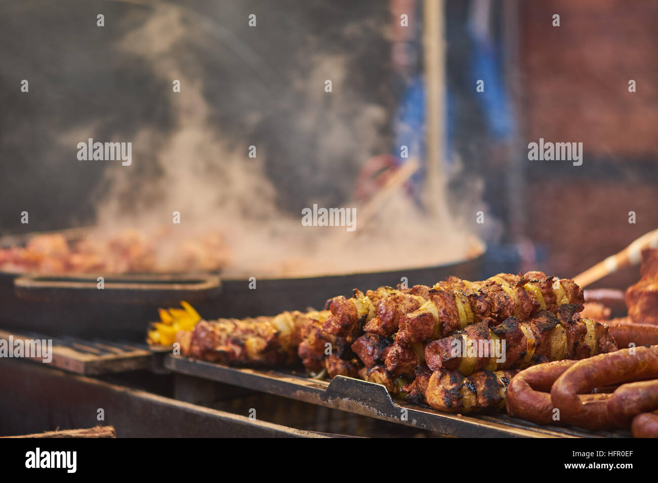 Spiedini e salsicce allo spiedo Fiera di Natale 2016 Wroclaw Foto Stock
