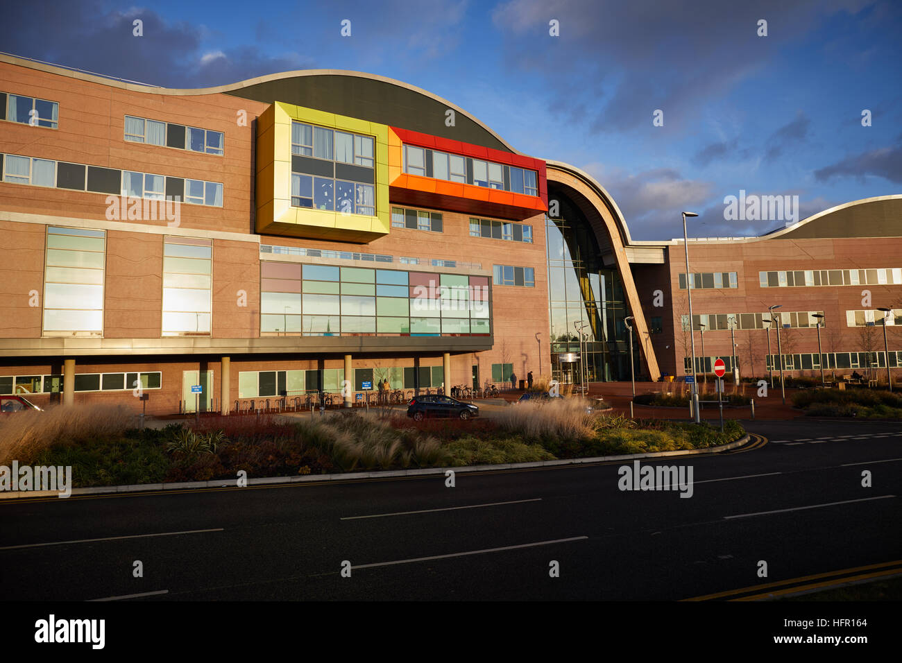 Alder Hey ospedale per bambini liverpool di grande rilievo nazionale ospedale per bambini NHS Foundation Trust esterno nel parco esterno dell'edificio nuovo build pret Foto Stock