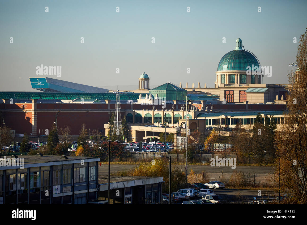 Manchester Trafford Centre vista dello skyline di cupola Landmark shopping Metro design moderno intu complesso svaghi Trafford Park Dumplington peel develo gruppo Foto Stock