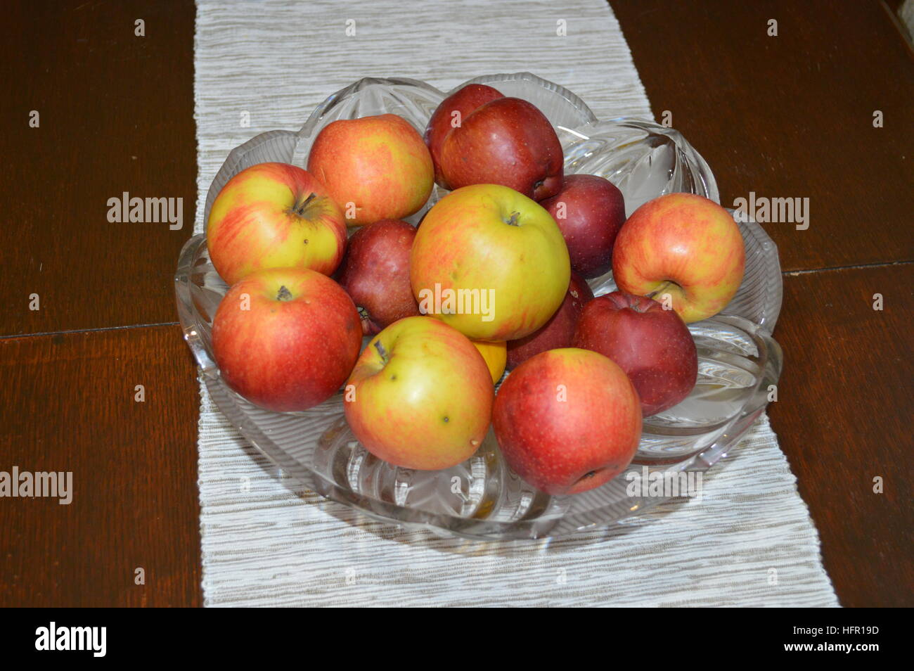 Le mele in una ciotola Foto Stock