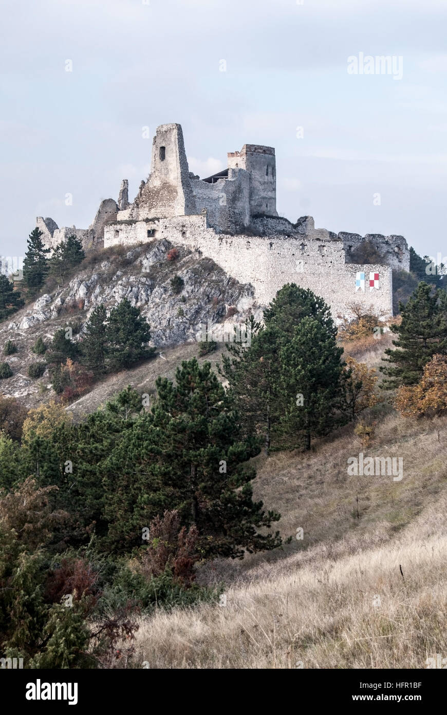 Rovine del Castello di Cachtice nel maschio Karpaty montagne in Slovacchia Foto Stock