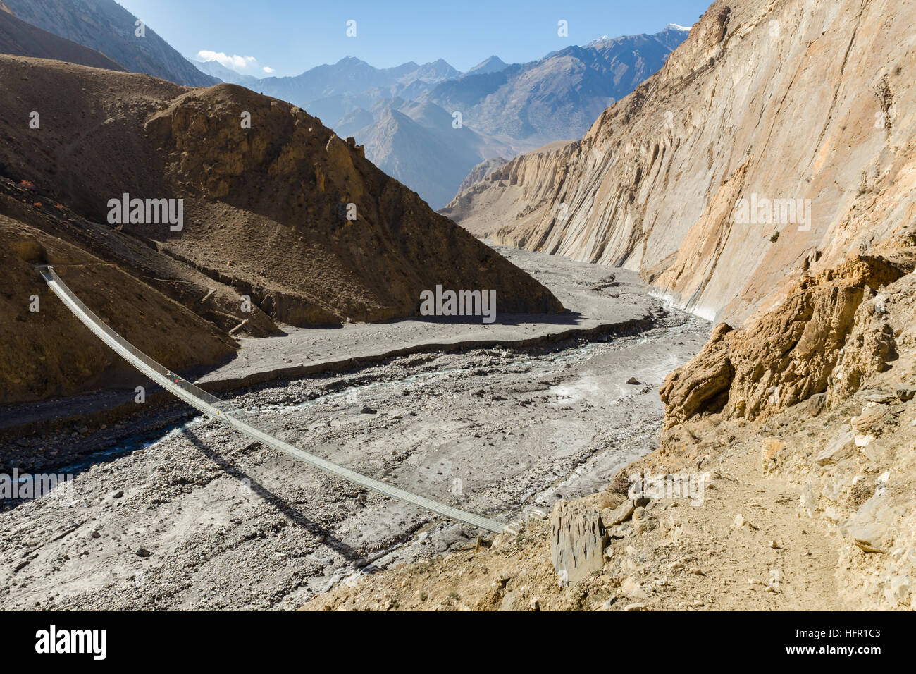 Sospensione ponte attraverso il fiume di montagna, Himalaya, Nepal Foto Stock
