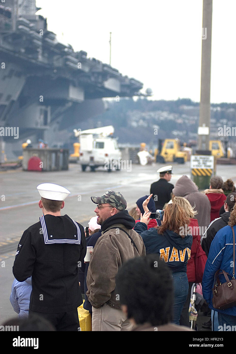 060227-N-8825R-079 Everett, Washington. (Feb. 27, 2006) - La famiglia e gli amici di marinai di stanza a bordo della Nimitz-class portaerei USS Abraham Lincoln (CVN 72) Wave addio dal molo come la nave prende il via dalla stazione navale Everett. Lincoln e Carrier aria Wing due (CVW-2) sono la distribuzione a sostegno della sicurezza marittima operazioni (MSO) e la guerra globale al terrorismo. Stati Uniti Navy foto di PhotographerÕs Mate 3° di classe Aramis Ramirez (rilasciato) Navy US 060227-N-8825R-079 la famiglia e gli amici di marinai di stanza a bordo della Nimitz-class portaerei USS Abraham Lincoln (CVN 72) onda goo Foto Stock