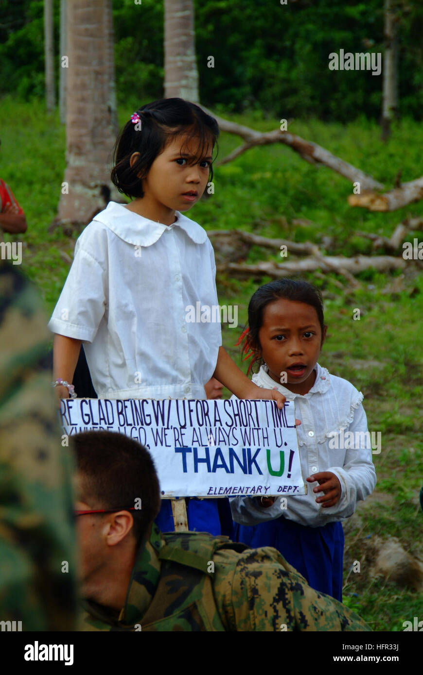 060303-N-4772B-123 Jolo, Filippine (3 marzo 2006) - abitanti del villaggio locale di Tiptipon raccogliere vicino alla spiaggia di dire addio al servizio degli Stati Uniti membri assegnati al trentunesimo Marine Service Support Group (MSSG) a seguito di una azione civile Progetto nel loro villaggio. Gli sforzi congiunti di più di 500 AFP e U.S. medico, dentista, ingegnere e protezione personale erano stati in grado di portare di medico e di dentista a supporto di più di 11.000 popolo filippino e 504 animali, insieme con la costruzione di quattro scuole elementari. Harpers Ferry ed elementi del trentunesimo Marine Expeditionary Unit (MEU) sono partecipaz Foto Stock