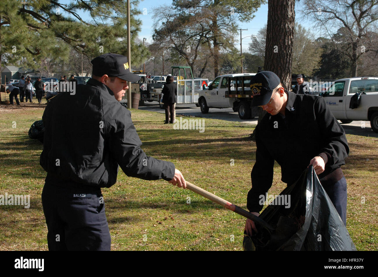 060309-N-5307M-446 Norfolk, Virginia (9 marzo 2006) - i marinai di stanza a bordo il trasporto anfibio dock USS Nashville (LPD 13) effettuare una operazione di pulizia al Parco Lakewood. Essi hanno anche cibo donato al Banco Alimentare di Hampton Roads e ristrutturato una Chiesa locale in un continuo sforzo per raggiungere a Hampton Roads comunità con una varietà di relazioni comunitarie (COMREL) progetti. Nashville marinai sono a lavorare verso un obiettivo della comunità 4.000 ore di servizio per il 2006 anno fiscale. Stati Uniti Navy foto dal fotografo di Mate Airman Tristan Miller (rilasciato) Navy US 060309-N-5307M-446 marinai stazio Foto Stock