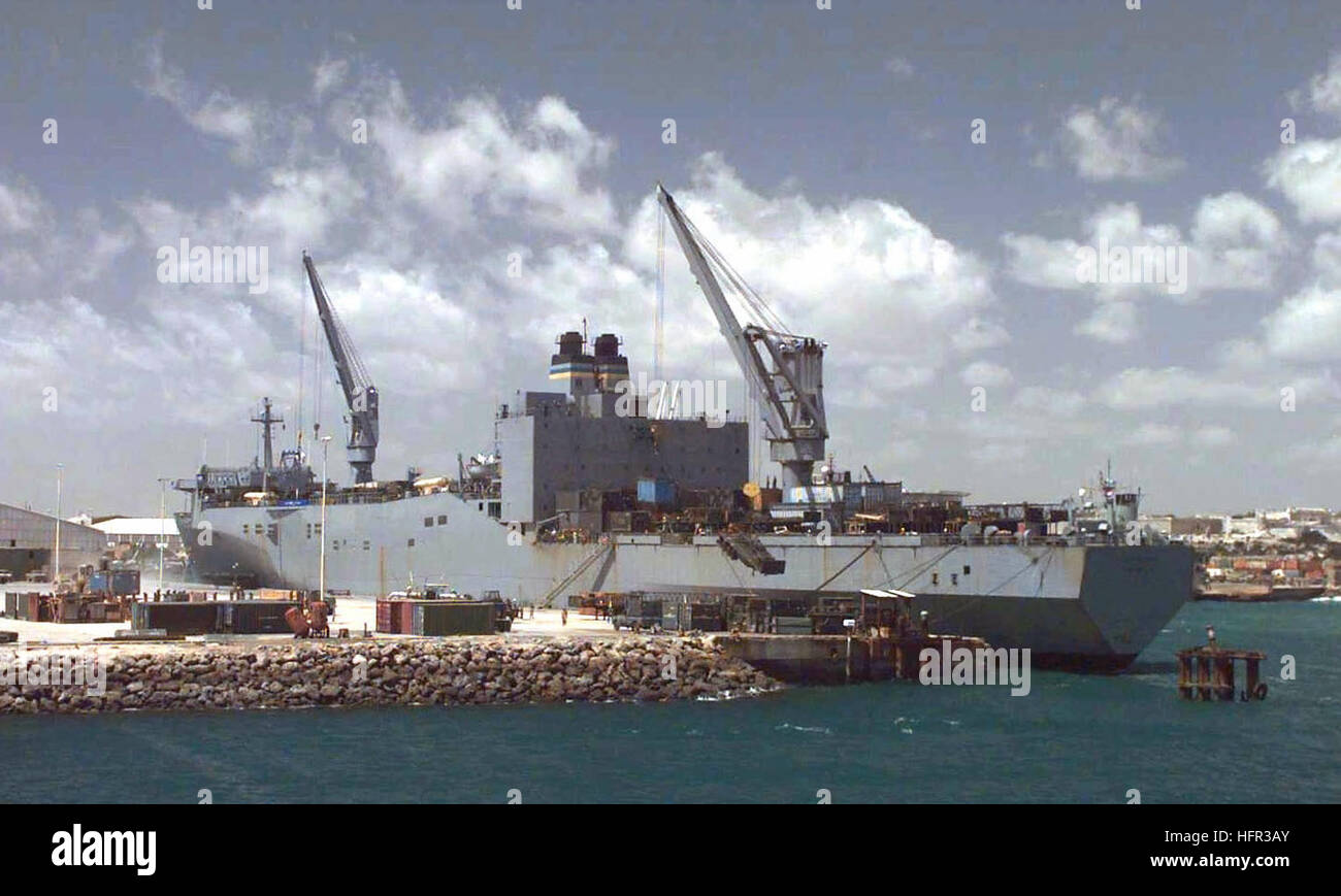 Colpo lungo, lato sinistro vista posteriore del Navy US Sealift militare nave di comando Capella che decongestiona i veicoli militari e i materiali di consumo nel porto di Mogadiscio. Questa missione è a diretto sostegno di Restore Hope. USNS Capella (T-AKR-293) Foto Stock