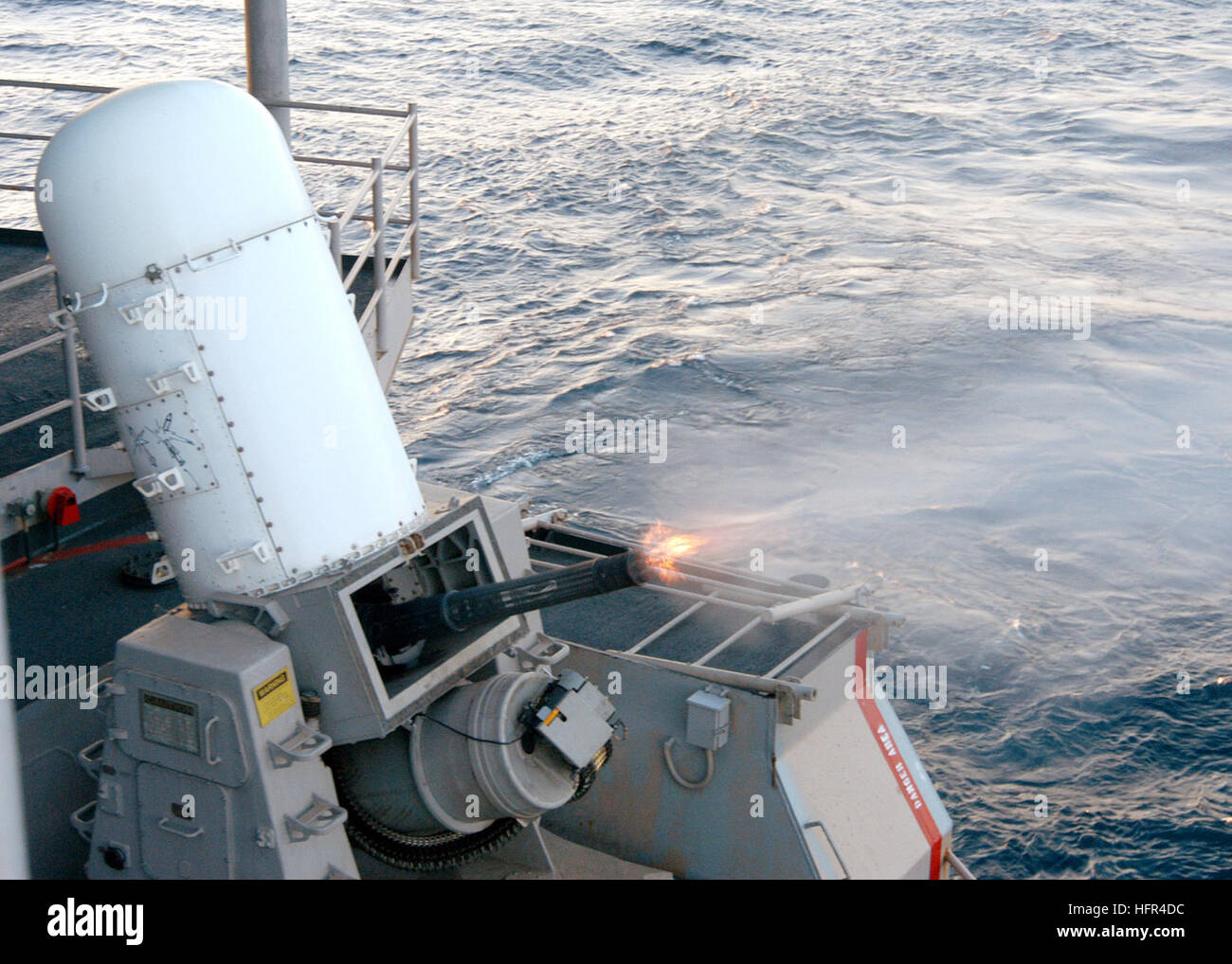 060404-N-8485T-012 Oceano atlantico (4 aprile 2006) - USS John F. Kennedy (CV 67) conduce una falange Close-In sistema di armi (CIWS) live fire esercitazione. Il CIWS è una rapida reazione, rapid-fire 20 millimetro gun sistema che fornisce le navi di Stati Uniti La marina con un terminale di difesa contro i missili antinave e litorale le minacce di guerra che hanno penetrato altre difese della flotta. Falange rileva automaticamente le vie e si impegna anti-guerra aerea le minacce come missili antinave e di aeromobili. Kennedy sta attualmente conducendo proficiency training disattivato le coste della Florida. Stati Uniti Navy foto da Photo Foto Stock