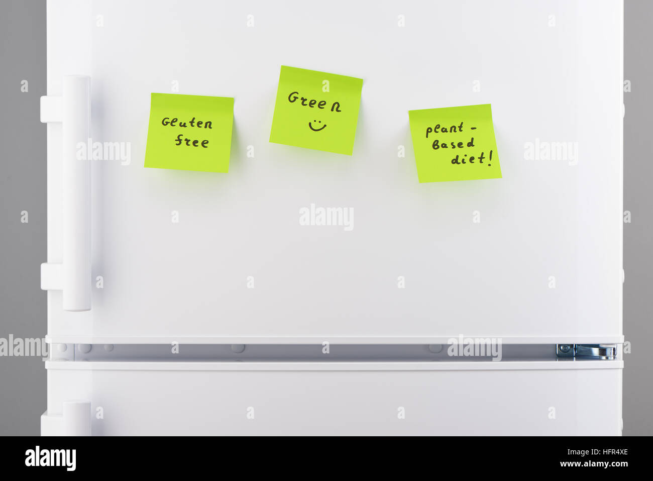 Senza glutine, dieta a base di piante note sul verde carta adesiva su bianco porta di frigorifero Foto Stock