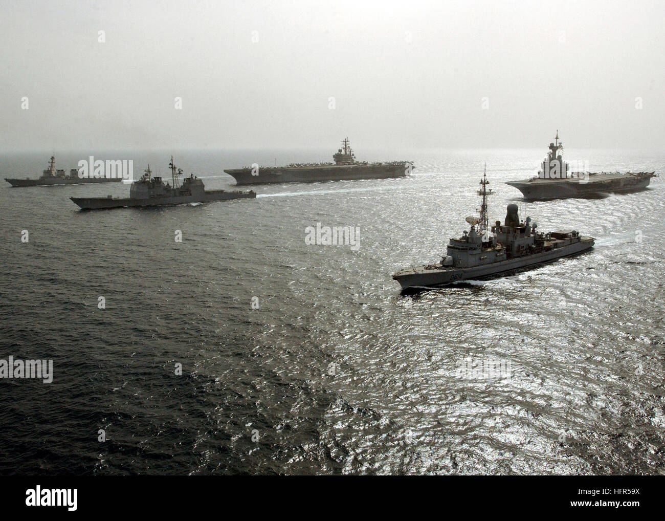 060427-N-5961C-008 Golfo Persico (27 aprile 2006) - La Nimitz-class portaerei USS Ronald Reagan (CVN 76), esperimenti nucleari francesi powered imbarcazione in superficie FS Charles Degall (R-92), Cassard-Cacciatorpediniere classe Cassard FS (D-614), il missile cruiser USS Vicksburg (CG 69), e visite-missile destroyer USS McCampbell (DDG 85) condurre operazioni congiunte nel Golfo Persico durante un passaggio di esercizio (PASSEX). Gli Stati Uniti e la Francia sono parte della coalizione sforzo attualmente conducendo le operazioni di sicurezza marittima (MSO) nella regione. Stati Uniti Navy foto di Chief Fotografo di Mate Spike chiamata (rilasciato) US Foto Stock