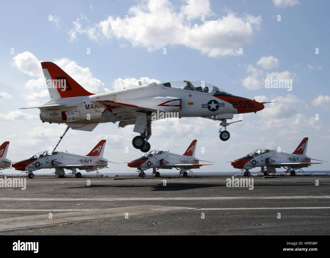 060430-N-6484ES-023 Oceano Atlantico (30 aprile 2006) - UNA T-45un astore trainer jet si prepara ad atterrare sul ponte di volo a bordo della Nimitz-class portaerei USS Theodore Roosevelt CVN (71). Roosevelt è attualmente in corso il mantenimento delle qualifiche come parte della flotta del piano di risposta (FRP). Stati Uniti Navy foto dal fotografo di Mate Airman Stephen A. precoce (rilasciato) Navy US 060430-N-6484ES-023 T-45un astore trainer jet si prepara ad atterrare sul ponte di volo a bordo della Nimitz-class portaerei USS Theodore Roosevelt CVN (71) Foto Stock