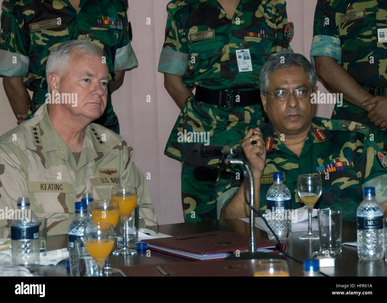 071123-N-8623G-025 Dacca in Bangladesh (Nov 23, 2007) Adm. Timothy J. Keating, comandante della U.S. Comando del Pacifico, e il tenente Gen. Masud Uddin Choudhury, principale responsabile del personale al Primo Ministro, ascoltare un disastro breve su il ciclone Sidr presso la Divisione armati sede. Keating fermato a Dhaka sul suo modo a casa dalla centrale di comando per osservare le attività di recupero e di parlare con i principali leader circa eventuali risorse aggiuntive necessarie. Stati Uniti Foto di Marina di Massa lo specialista di comunicazione 2a classe Elisia V. Gonzaels (rilasciato) Navy US 071123-N-8623G-025 Adm. Timothy J. Keating, comandante della U.S. Pacif Foto Stock