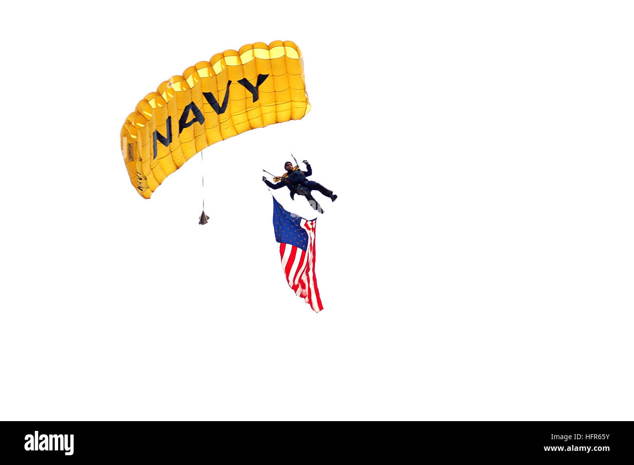 060517-N-0068M-001 Chicago, Ill. (17 maggio 2005) - La Marina parachute team Leapfrogs mettere una mostra a Prosser Academy come una parte della settimana della marina di Chicago e sono prenotati per eseguire a 13 altri eventi simili in tutto il paese di quest'anno. Navy settimana Chicago è uno dei venti Navy settimane previsto per città degli Stati Uniti quest'anno dalla Marina Militare Ufficio di comunicazione alla comunità (NAVCO). Stati Uniti Navy foto di Fire Controlman 2a classe Jason J. Mosher (rilasciato) Navy US 060517-N-0068M-001 Marina parachute team Leapfrogs mettere una mostra a Prosser Academy come una parte della settimana della marina di Chicago e sono prenotati per eseguire a 13 altri suc Foto Stock