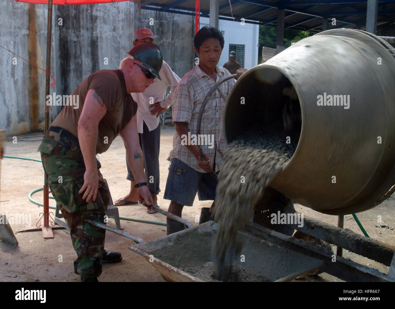 060517-N-4124C-029 Rayong Thailandia (17 maggio 2006) - Costruzione elettricista 2a classe Stefano M. Johnson, assegnato alla Naval Mobile Battaglione di costruzione quattro (NMCB-4), carichi di miscela di calcestruzzo a fianco di Marina Militare tailandese (RTN) marinai al fine di creare le basi per un padiglione presso il locale centro medico come parte dell'oro Cobra 2006. Cobra Gold è un combinato congiunta annuale esercizio di formazione finalizzati allo sviluppo di interoperabilità, di rafforzare le relazioni tra i servizi e lo sviluppo di comprensione interculturale fra le nazioni partecipanti. Stati Uniti Foto di Marina di Massa lo specialista di comunicazione Foto Stock