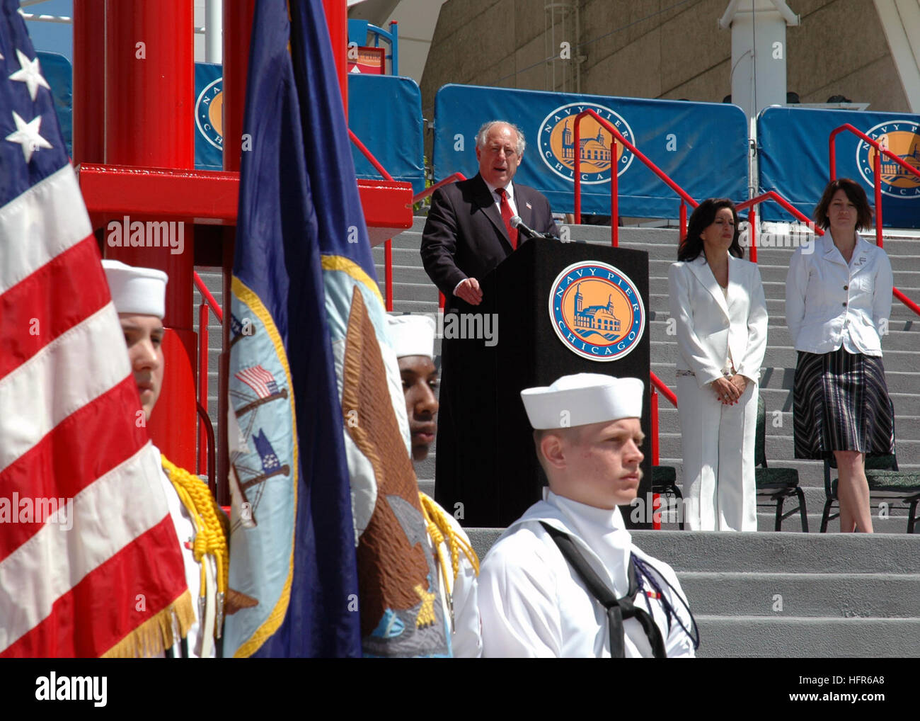 060520-N-3342W-003 Chicago, Ill. (20 maggio 2006) Ð Illinois Lt. Il governatore Pat Quinn dedica Forze Armate giorno e la conclusione della Marina Militare di Chicago settimana a ChicagoÕs Navy Pier. Il Navy Pier segnato la giornata con attrazioni gratuite per il personale militare, militari spettacoli e visualizza, terminando con un incitamento patriottico spettacolo di fuochi d'artificio. Navy settimana Chicago è uno dei venti tali celebrazioni previste per la città degli Stati Uniti quest'anno dalla Marina Militare Ufficio di comunicazione alla comunità (NAVCO). Stati Uniti Navy foto di Senior Chief Fotografo Mate Douglas E. Waite (rilasciato) Navy US 060520-N-3342W-003 Illinois Lt. Governatore Pa Foto Stock