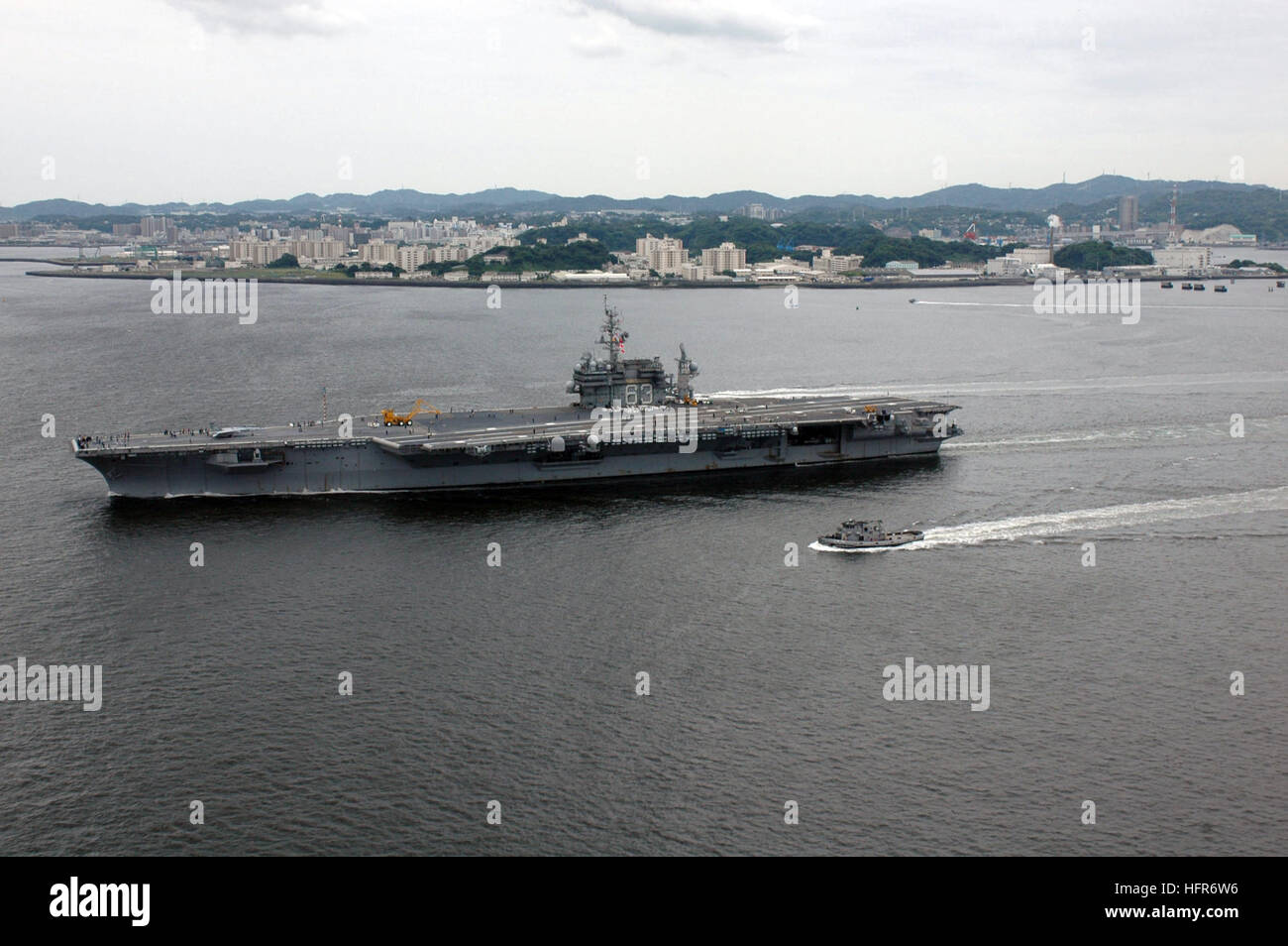 060526-N-8591H-083 Oceano Pacifico (26 maggio 2006) - USS Kitty Hawk (CV 63) si diparte Yokosuka, Giappone, per condurre le prove in mare nell'Oceano Pacifico occidentale. Le prove in mare sono necessarie per testare la capacità operativa di Kitty Hawk di attrezzature e equipaggio prima a una vasta gamma di operazioni in corso. Attualmente in corso nel 7 ° Flotta area di responsabilità (AOR), Kitty Hawk dimostra proiezione di potenza e controllo del mare come NEGLI STATI UNITI La marina è solo in modo permanente, distribuita portaerei. Stati Uniti Navy foto dal fotografo compagno del 3° di classe Jarod R Hodge ha rilasciato (US Navy 060526-N-8591H-083 USS Kitty Hawk (CV 63) d Foto Stock