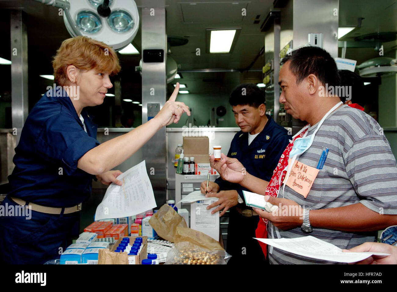 060607-N-3714J-093 Jolo, Filippine (7 giugno 2006) - Capo Hospital Corpsman Robin Roth, spiega il corretto dosaggio di farmaco ad un paziente durante una di medico e di dentista azione civile Progetto a bordo U.S. Sealift militari di comando (MSC) nave ospedale USNS misericordia (T-AH 19). La misericordia è in 5 mese la distribuzione in Asia del sud, sud-est asiatico e nelle isole del Pacifico. Il personale medico a bordo di misericordia fornirà generale e chirurgia oculistica, basic valutazione medica e trattamento, medicina preventiva di trattamento dentale, proiezioni e trattamento, Optometria proiezioni, distribuzione di occhiali, sanità pubblica trai Foto Stock