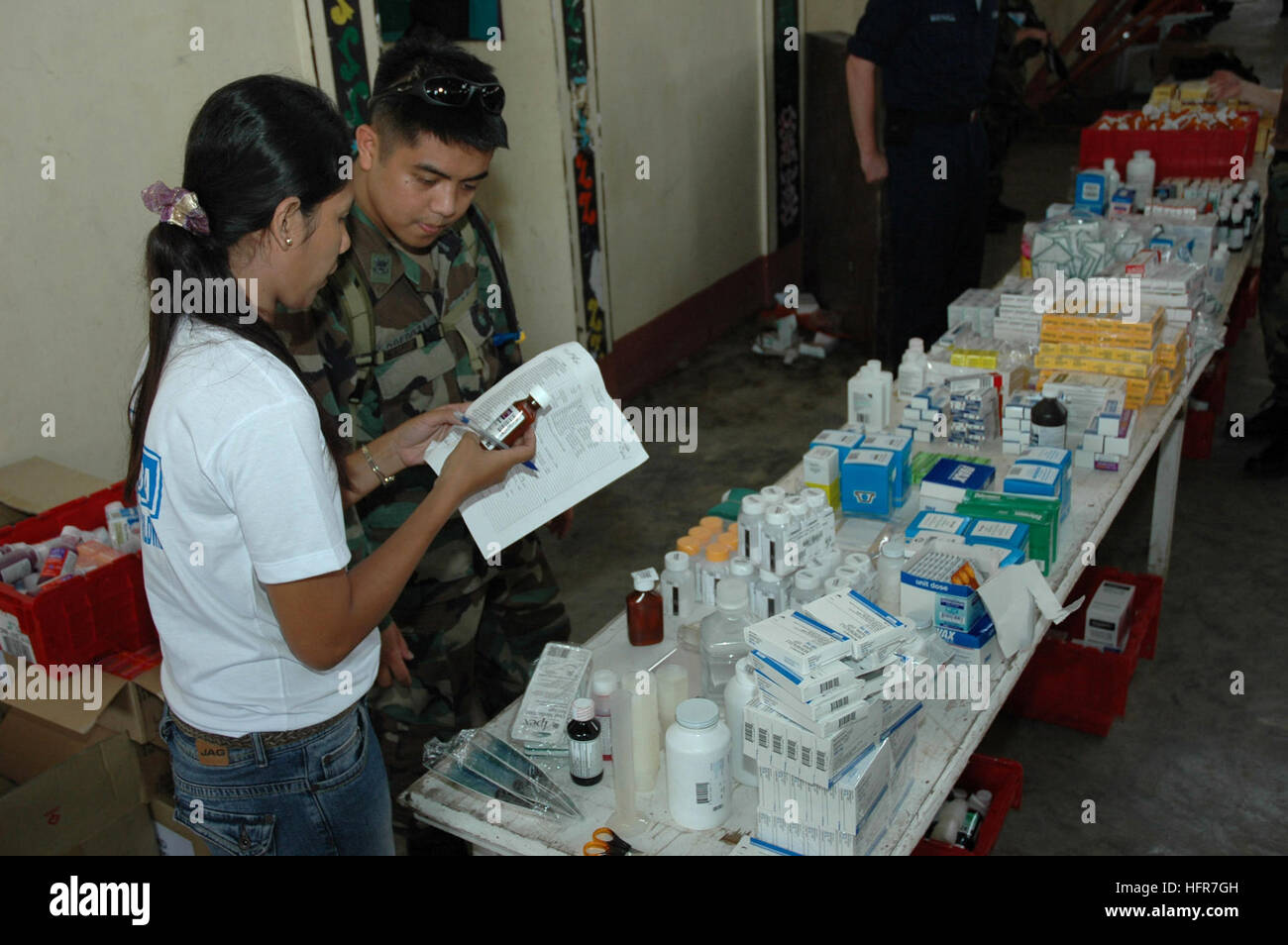 060611-N-1577S-065 Tawi-Tawi -, Filippine (11 giugno 2006) - Ospedale Corpsman 2a classe Gabriel Obedoza di San Diego ricariche una prescrizione a medici e dentisti azione civile Progetto (MED/DENCAP), mentre gli Stati Uniti Sealift militari di comando (MSC) Nave ospedale USNS misericordia (T-AH 19) visite città su una programmata visita umanitaria. La misericordia è il personale medico fornirà una moltitudine di personale medico, dentistico e cure veterinarie per animali domestici di coloro che vivono in questa regione, insieme con le loro controparti filippino, sia a livello locale City Medical Center e sulla nave stessa. La misericordia è in 5 mese deployme Foto Stock