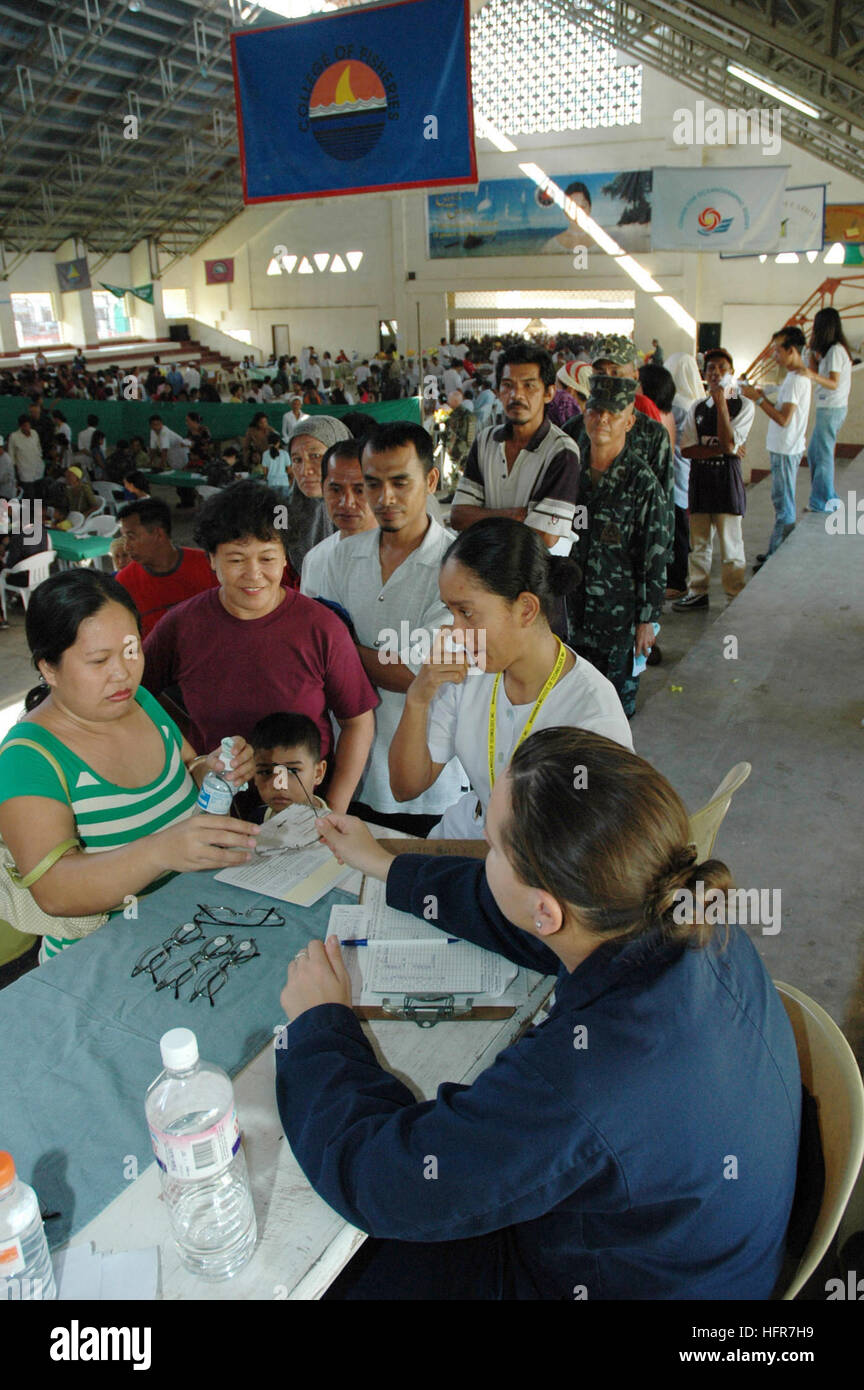 060611-N-1577S-178 Tawi-Tawi -, Filippine (11 giugno 2006) - Ospedale Corpsman 2a classe Leslie-Christine Wennihan di Meriden, Kan., conduce a un esame della vista a medici e dentisti azione civile Progetto (MED/DENCAP), come negli Stati Uniti Sealift militari di comando (MSC) Nave ospedale USNS misericordia (T-AH 19) visite città su una programmata visita umanitaria. La misericordia è il personale medico fornirà una moltitudine di personale medico, dentistico e cure veterinarie per animali domestici di coloro che vivono in questa regione, insieme con le loro controparti filippino, sia a livello locale City Medical Center e sulla nave stessa. La misericordia è su un periodo di cinque-mon Foto Stock