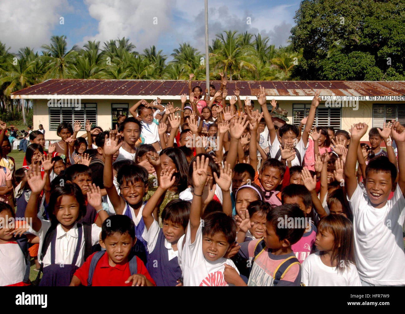 60616-N-3153C-013 Tawi Tawi, Filippine (16 giugno 2006) - bambini locali Wave addio al personale medico DA PARTE DEGLI STATI UNITI Sealift militari di comando (MSC) Nave ospedale USNS misericordia (T-AH 19) dopo una di medico e di dentista azione civile Progetto (MEDDENCAP) MercyÕs durante la visita alla città in maniera pianificata missione umanitaria. La misericordia è in 5 mese la distribuzione in Asia del sud, sud-est asiatico e nelle isole del Pacifico. Il personale medico a bordo di misericordia fornirà generale e chirurgia oculistica, basic valutazione medica e trattamento, medicina preventiva di trattamento dentale, proiezioni e trattamento, optometr Foto Stock