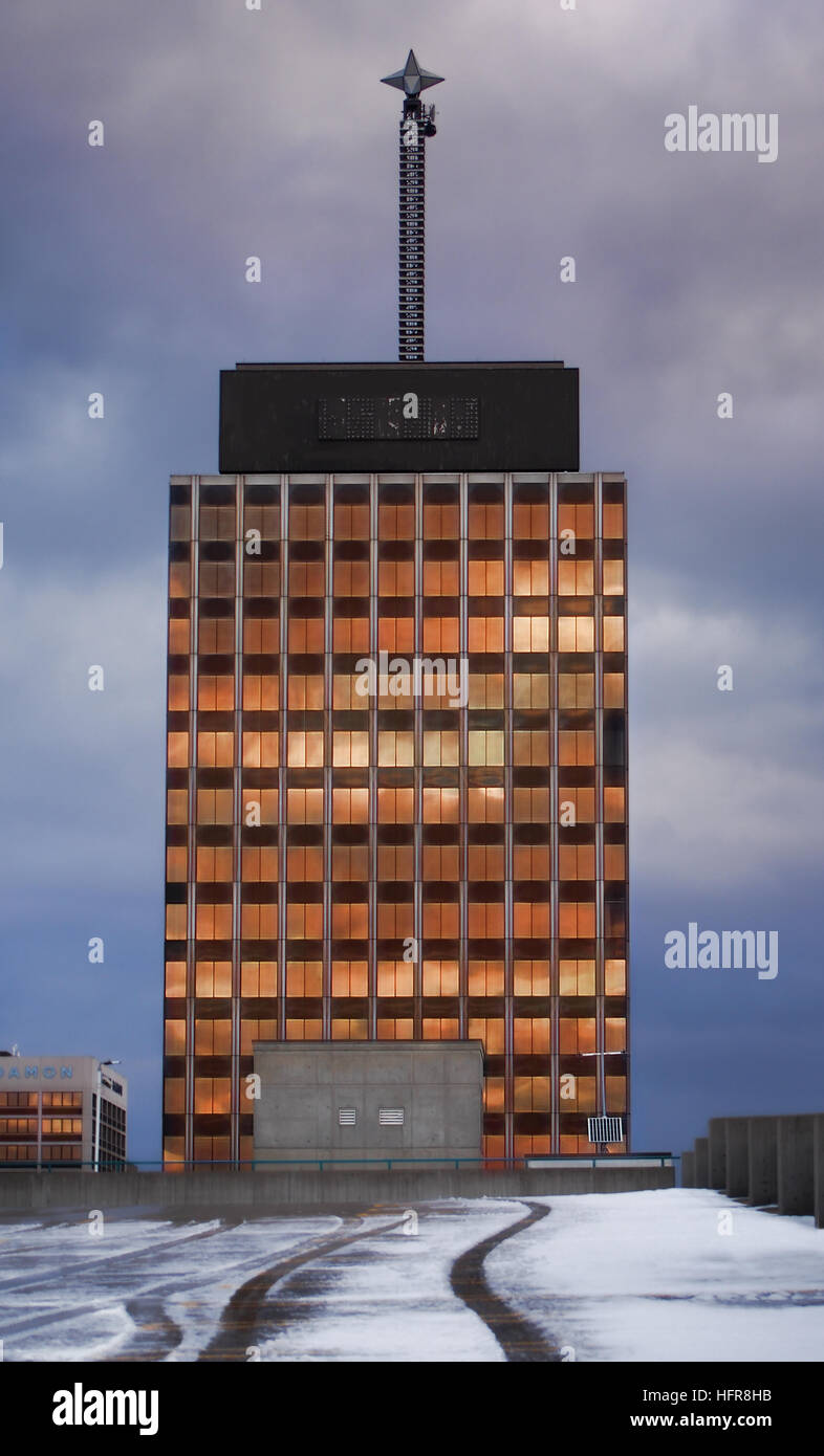 Syracuse, New York, Stati Uniti d'America. Il 1 gennaio 2017. Vista della metà superiore della Mony torri in Syracuse, New York presso sunrise, il giorno di Capodanno del mattino Foto Stock