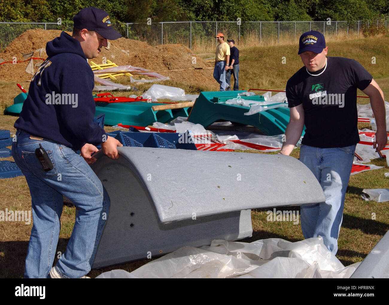 060812-N-9190Q-003 Poulsbo, nello Stato di Washington (12 agosto 2006) - Da elettricista, mate 1. Classe Eric Blake, nativo di Poulsbo, nello Stato di Washington e di controllo del fuoco tecnico di terza classe Wesley Robertson di Alessandria, S.D., portare un pezzo di attrezzature per parchi giochi che si sta installando al Breidablik scuola elementare. Blake era particolarmente entusiasta di aiutare i bambini della sua città natale di Poulsbo. Entrambi i marinai sono membri di equipaggio a bordo del Ohio-class submarine USS Louisiana (SSBN 743) che hanno speso off-dovere ore di volontariato per costruire l'attesissimo parco giochi per i bambini delle elementari Breidablik. Stati Uniti Foto Stock
