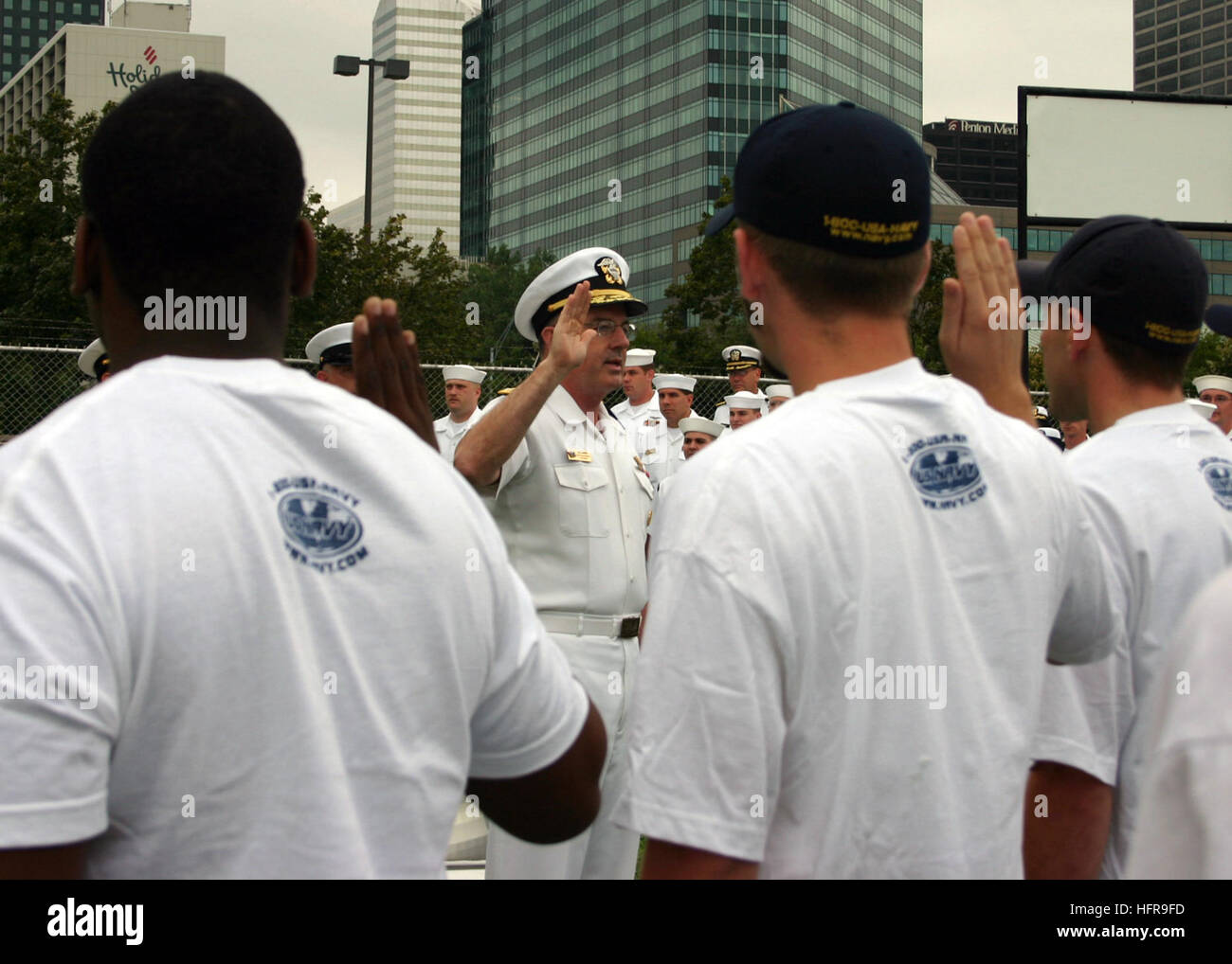 060829-N-7163S-006 Cleveland, Ohio (Agosto 29, 2006) - Capo del personale della Marina Vice Adm. John C. Harvey Jr. amministra il giuramento di arruolamento per la Marina il reclutamento di distretto (NRD) Ohio ritardato il programma di immissione (DEP) reclute nel corso di una cerimonia svoltasi presso la USS COD museum lungo le rive del Lago Erie. Harvey ha viaggiato a Cleveland a prendere parte in Cleveland Navy settimana di festeggiamenti. Ventisei Marina tali settimane sono previste quest'anno in città durante gli Stati Uniti, disposto dalla Marina Militare Ufficio di comunicazione alla comunità (NAVCO). La missione di NAVCO è quello di migliorare la marina di immagine di marchio in aree con esposizione limitata a Foto Stock